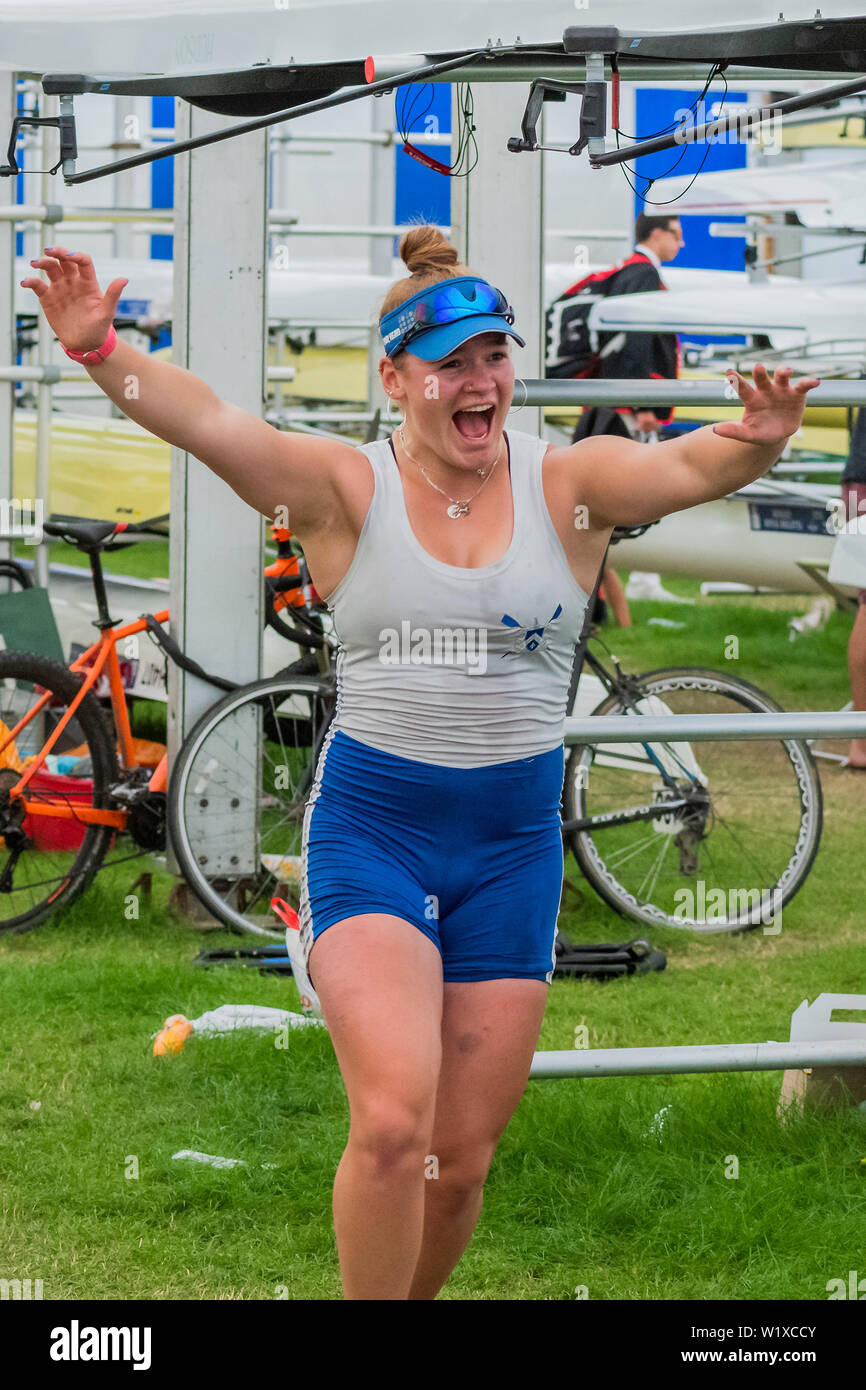 Henley-on-Thames, UK. 3. Juli 2019. Der latymer Upper School B vier Mannschaft feiern nach dem Sieg in ihrem ersten Rennen gegen eine australische Meisterschaft Crew - Rudern an der 2019 Henley Royal Regatta, Henley-on-Thames. Credit: Guy Bell/Alamy leben Nachrichten Stockfoto