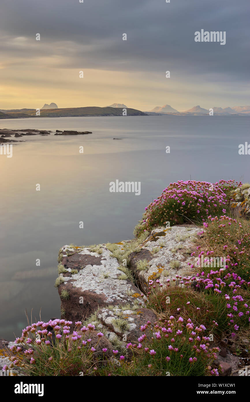 Blick von Stoer Halbinsel zu den Bergen von Assynt, Sutherland, Highland, Schottland Stockfoto