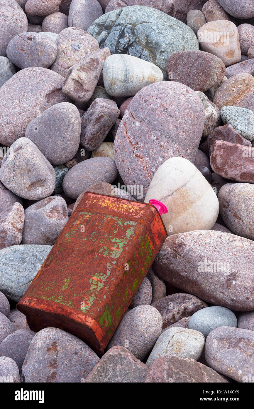 Rostige Öl kann am Kieselstrand, Stoer Halbinsel, Assynt, Sutherland, Highland, Schottland Stockfoto