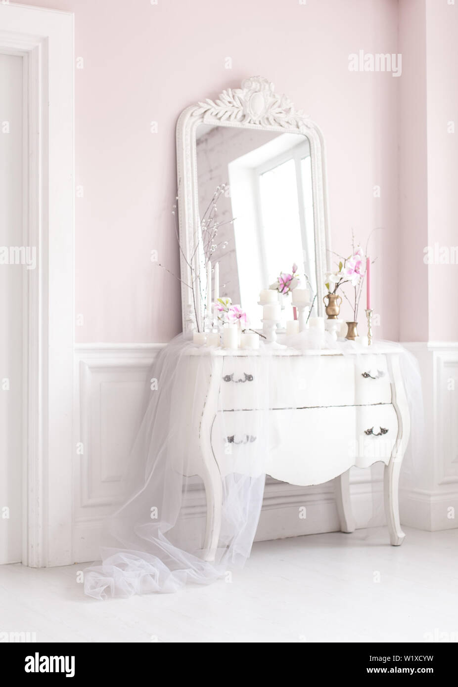 Royal Schlafzimmer. Platz für Make-up-Girls. Elegante weiße Schminktisch mit Spiegel im Licht klassischen und luxuriösen Interieur. Stockfoto