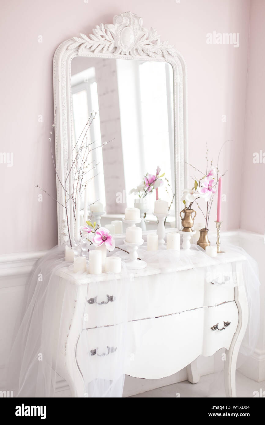 Royal Schlafzimmer. Platz für Make-up-Girls. Elegante weiße Schminktisch mit Spiegel im Licht klassischen und luxuriösen Interieur. Stockfoto