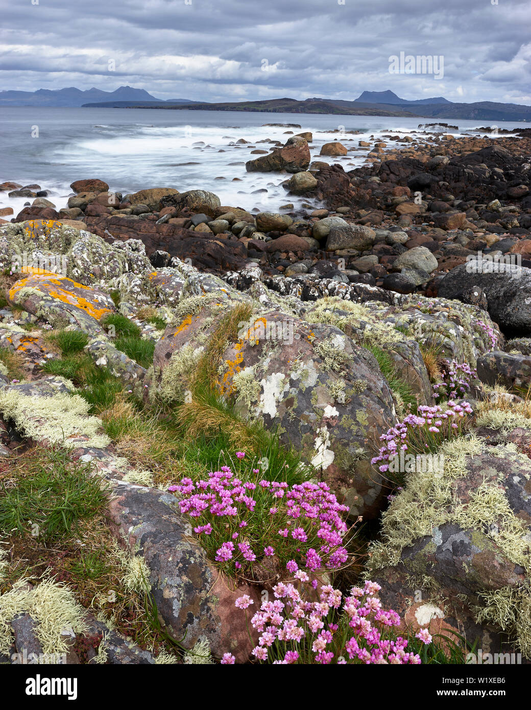 An der Küste Blick über Gruinard Bay von Laide, Wester Ross, Highland, Schottland. Beinn Ghobhlach Coigach und in der Ferne Stockfoto