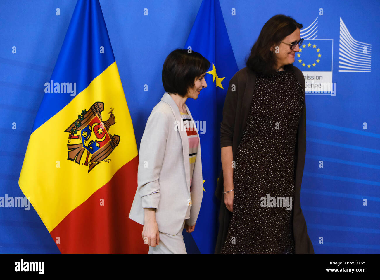 Brüssel, Belgien. 4. Juli 2019. Premierminister der Republik Moldau Maia Sandu ist der Europäische Kommissar für Handel, Cecilia Malmstroem vor einem Treffen im Hauptquartier der EU begrüßt. Credit: ALEXANDROS MICHAILIDIS/Alamy leben Nachrichten Stockfoto