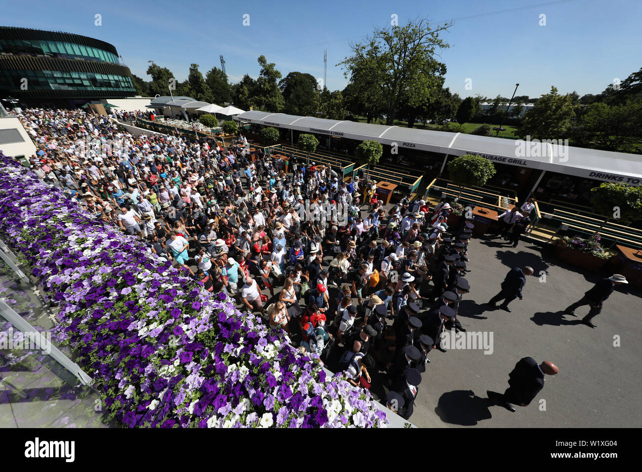 Zuschauer sind in an Tag vier der Wimbledon Championships in der All England Lawn Tennis und Croquet Club, London geführt. Stockfoto