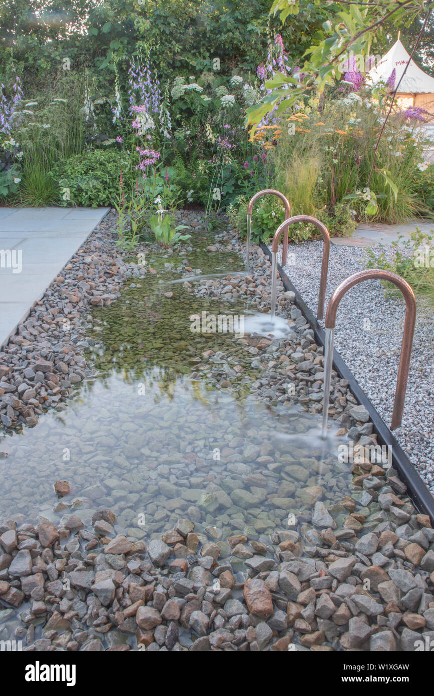 Die städtische Pollinator Garten Sicherungen Design, Funktion und Wildlife-Werte. Es konzentriert sich auf die Pflanzen, die Bestäuber, insbesondere Bienen fördern. Stockfoto