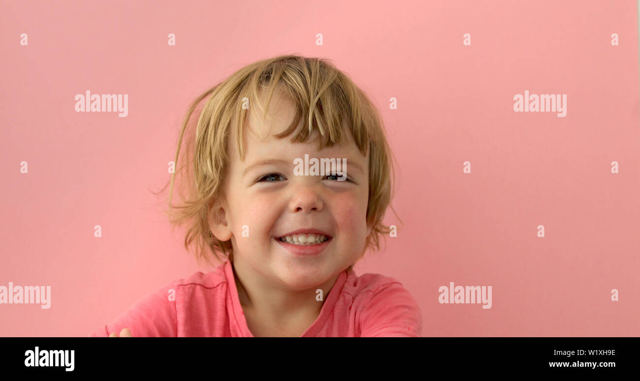 Adorable Kind in die Kamera lächeln Stockfoto