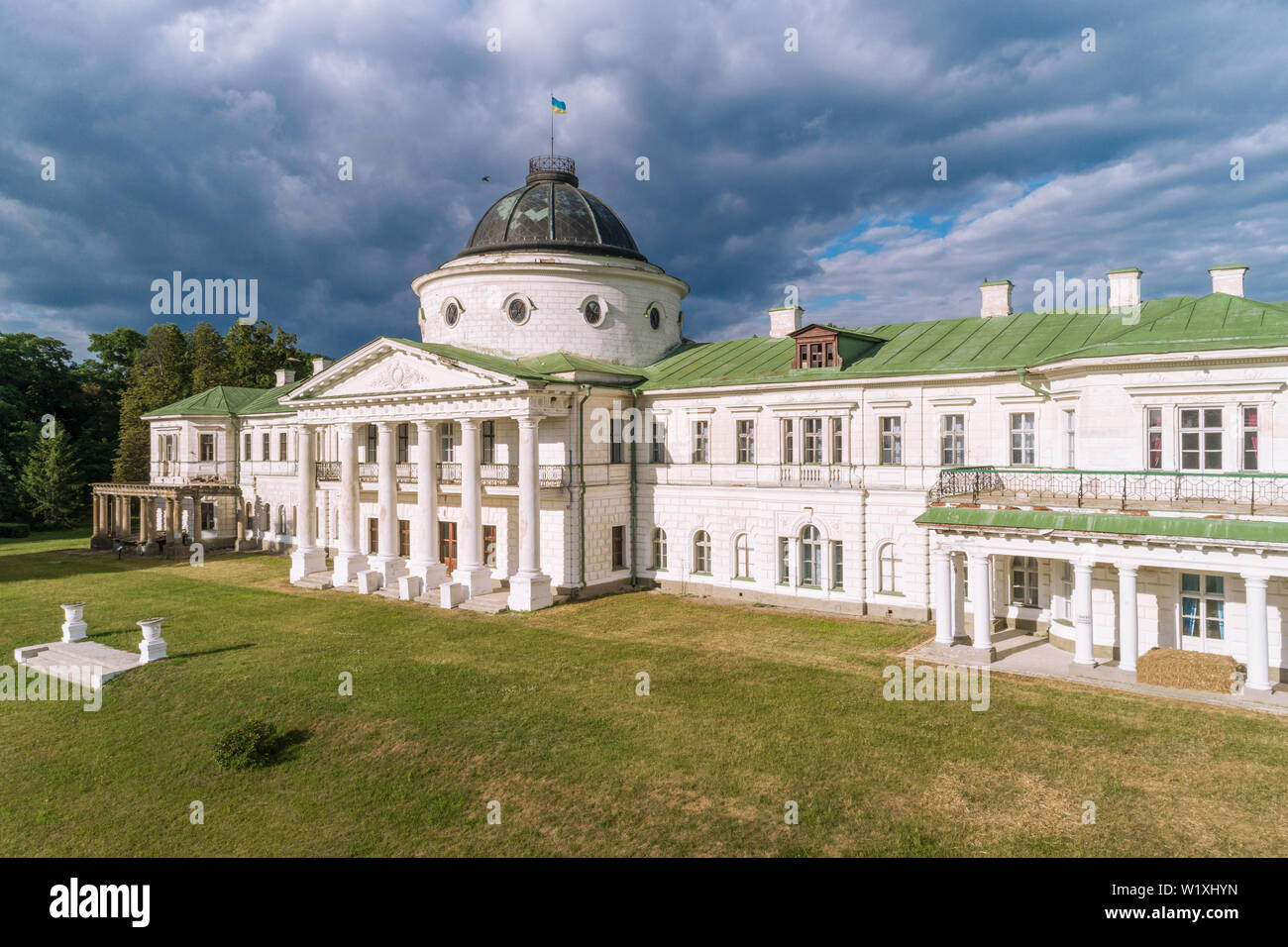 Antenne Sommer Blick auf Kachanivka (kachanovka) Palast, die Tarnovskies Anwesen, in Tschernigow, Ukraine Stockfoto