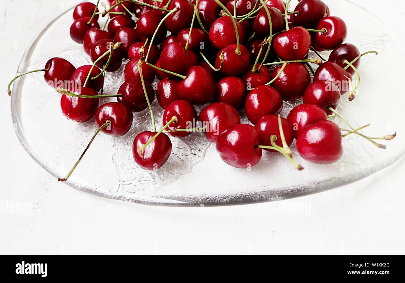Rote Kirschen Reif Und Suss Auf Einer Glasplatte Bereit Zu Essen