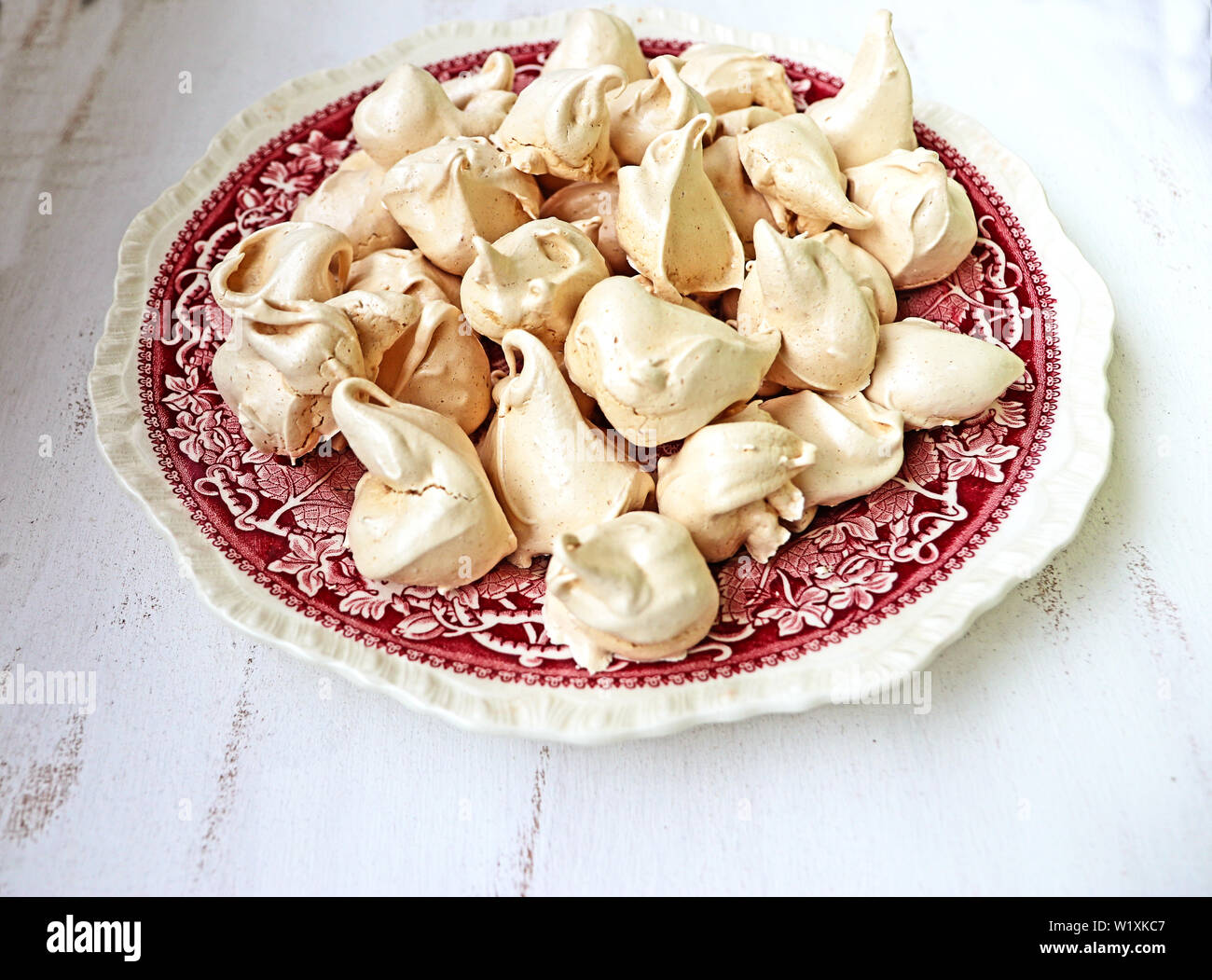 Hausgemachte Baisers, Zimt und Vanille würzte auf einem vintage Keramik Teller, Dessert Stockfoto