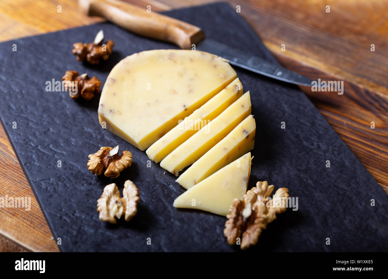 Lecker gouda Käse mit Walnuss Stockfoto