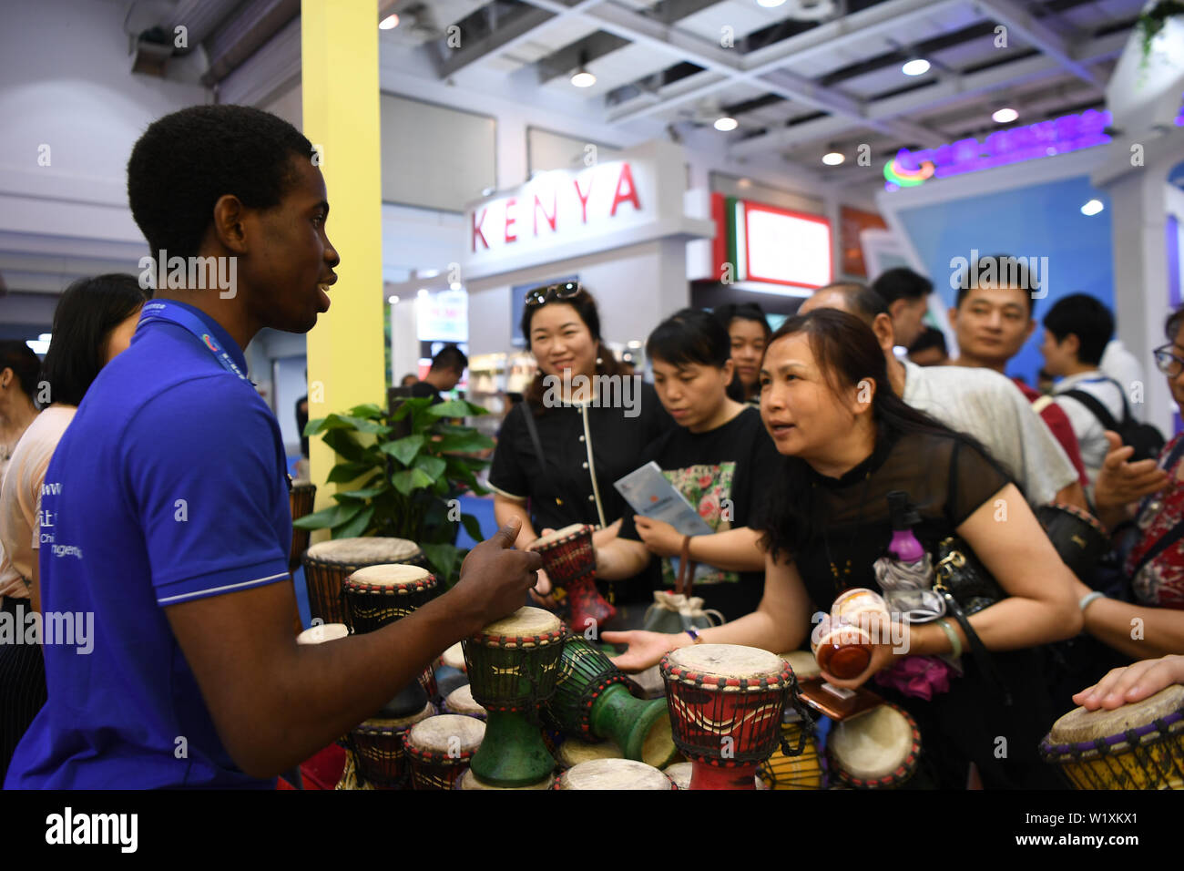 Peking, der chinesischen Provinz Hunan. 28 Juni, 2019. Ein Mitarbeiter aus der Republik Ghana stellt hand Besucher drum während des chinesisch-afrikanische Wirtschaftliche und handelspolitische Expo in Changsha, Provinz Hunan, China, 28. Juni 2019. Credit: Xue Yuge/Xinhua/Alamy leben Nachrichten Stockfoto