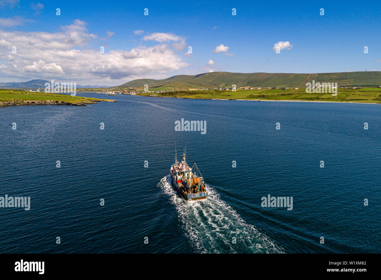 Fischerboot in Portmagee Bay, County Kerry, Irland kommenden Stockfoto