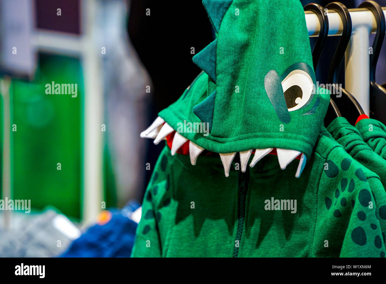 Grün kreativ Drachen oder Dinosaurier kostüm Pullover für Kinder, Umsatz in  den Kids Fashion Store Stockfotografie - Alamy