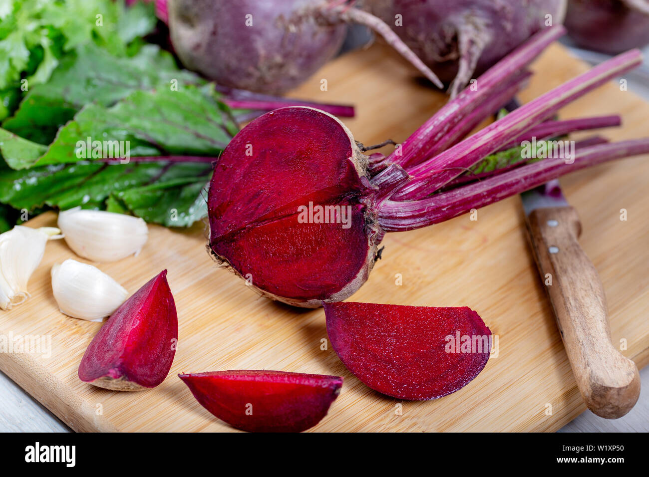 Rote Beete mit Kräutern grüne Blätter auf hölzernen Hintergrund Stockfoto