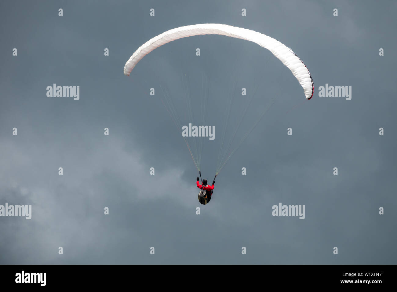 Gleitschirm im Flug mit dem Himmel im Hintergrund Stockfoto