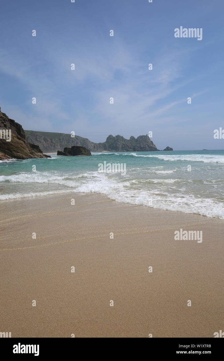 Meer Nebel clearing Porthcurno Strand idyllische Morgen Stockfoto