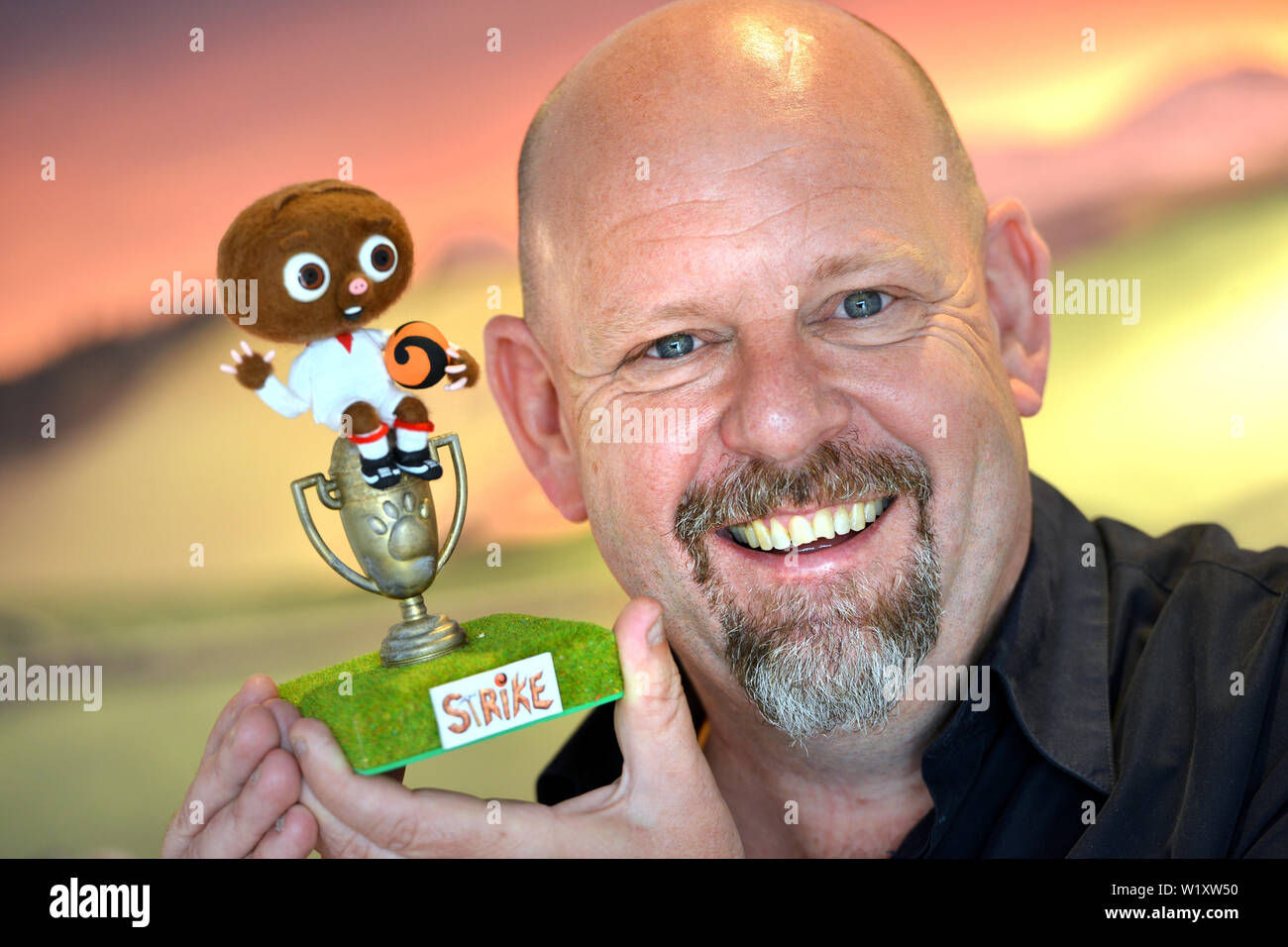 Regisseur Trevor Hardy mit Charakter Trike' aus dem Jahr 2018 Stop Motion film Streik. Stockfoto