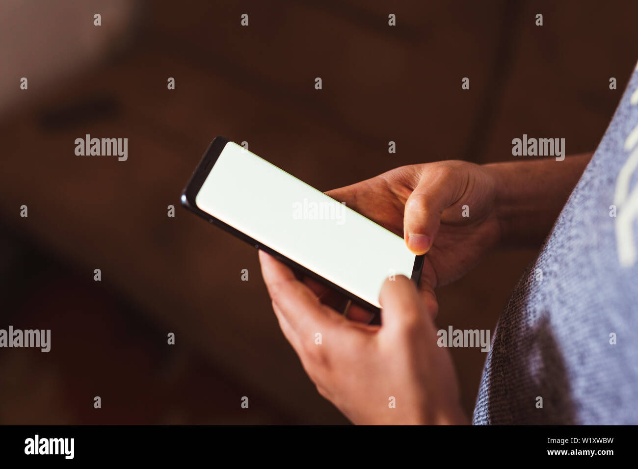 Mann hand Handy im Coffee Shop. Mann mit Smartphone. Leerer Bildschirm mit Kopie Platz für Text oder Inhalt Stockfoto