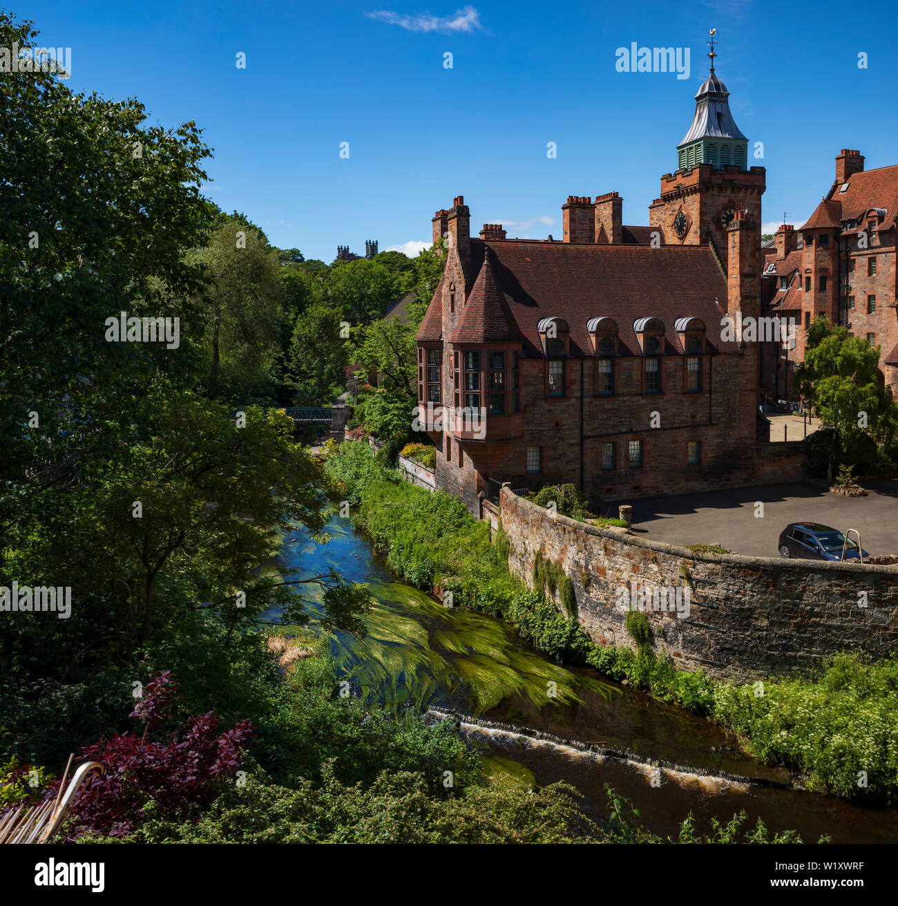 Dean Village in Edinburgh, Schottland, ist bekannt als "Water of Leith Village" und war das Zentrum eines erfolgreichen Getreidemahlgebietes für mehr als 800 Jahre Stockfoto