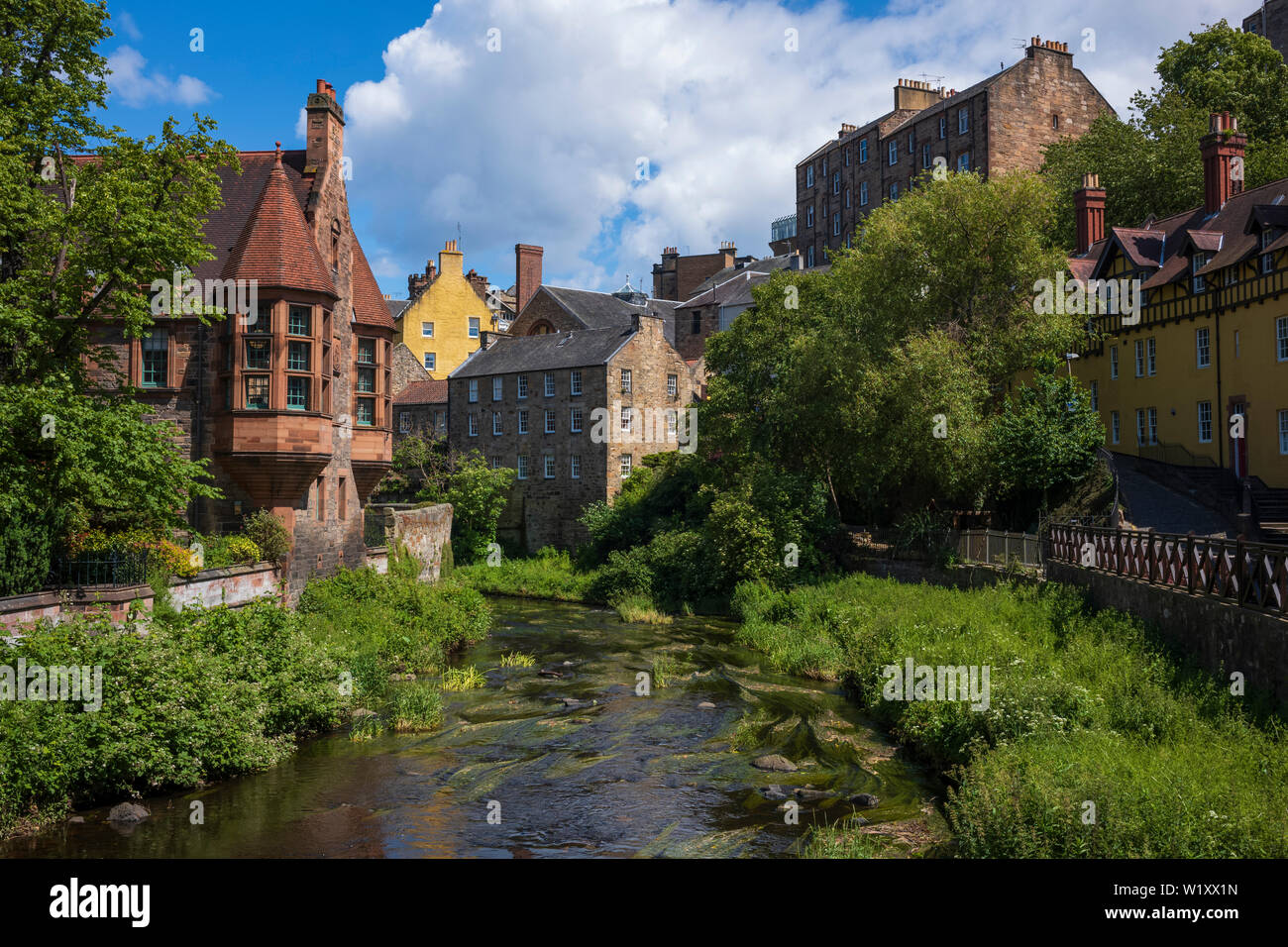 Dean Village in Edinburgh, Schottland, ist bekannt als "Water of Leith Village" und war das Zentrum eines erfolgreichen Getreidemahlgebietes für mehr als 800 Jahre Stockfoto