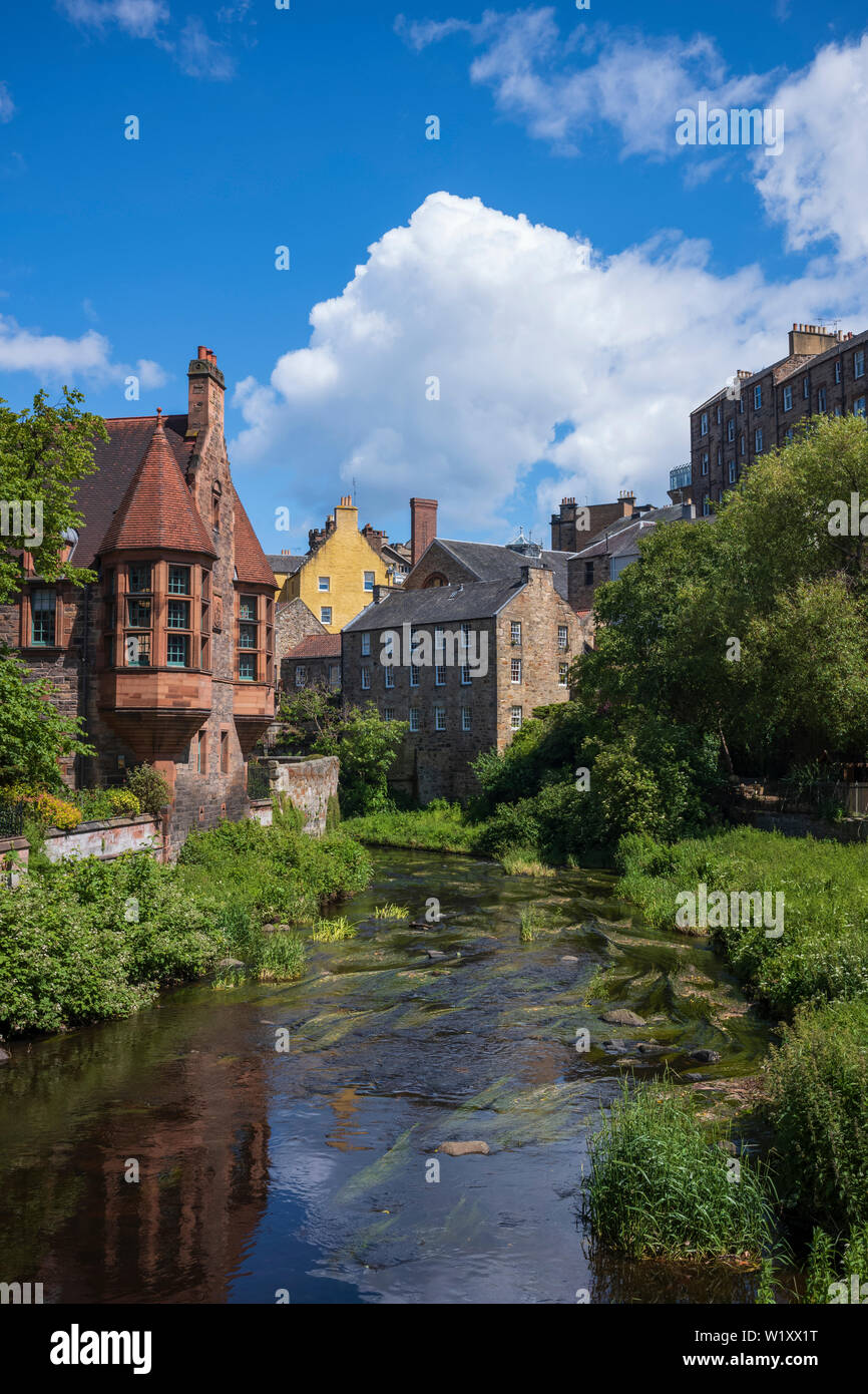 Dean Village in Edinburgh, Schottland, ist bekannt als "Water of Leith Village" und war das Zentrum eines erfolgreichen Getreidemahlgebietes für mehr als 800 Jahre Stockfoto
