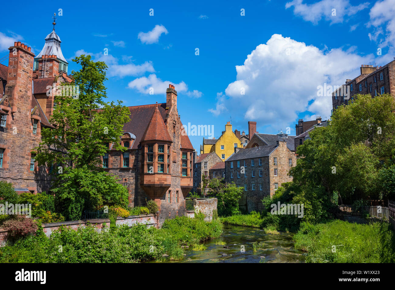 Dean Village in Edinburgh, Schottland, ist bekannt als "Water of Leith Village" und war das Zentrum eines erfolgreichen Getreidemahlgebietes für mehr als 800 Jahre Stockfoto