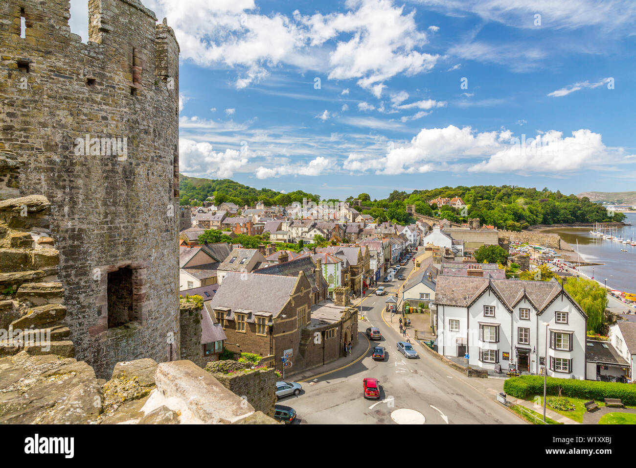 Die Stadt und den Fluss Conwy Conwy betrachtet aus Ruinen von Conwy Castle, jetzt eine beliebte Touristenattraktion, Wales, Großbritannien Stockfoto