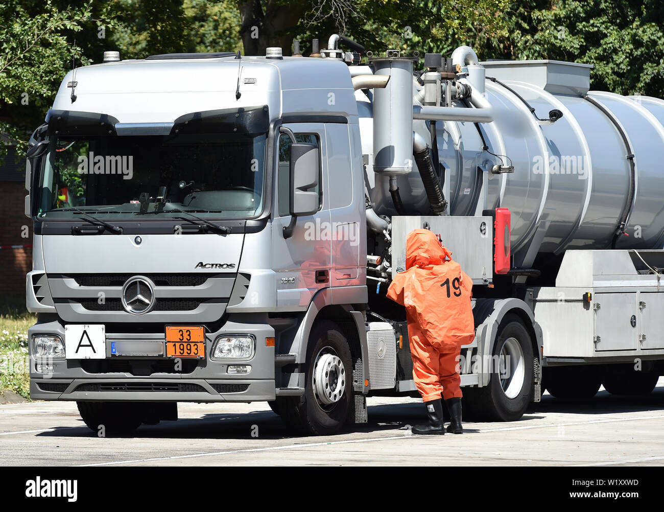 Dortmund, Deutschland. 04. Juli, 2019. Feuerwehrmänner in ABC-schutzanzügen prüfen eine gefährliche Güter Transporter. Der Wagen hatte ein Leck vom Gas austreten. Credit: Caroline Seidel/dpa - ACHTUNG: Kennzeichen- und Logo pixelated wurden/dpa/Alamy leben Nachrichten Stockfoto