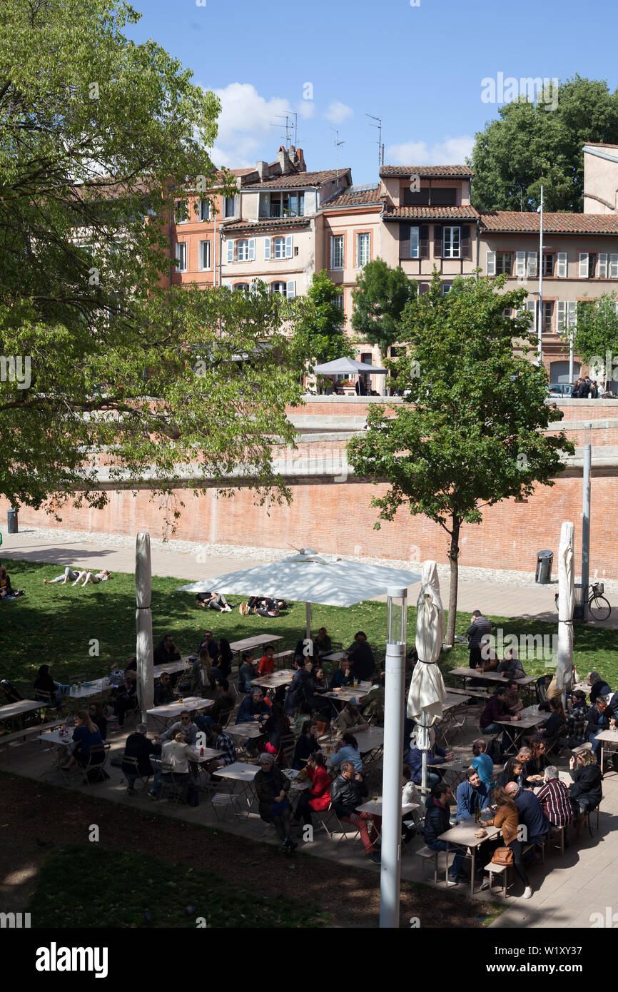 Menschen mit einem Getränk an einem sonnigen Sonntag Nachmittag auf dem Quai de la Daurade, entlang des Flusses Garonne, Toulouse, Haute-Garonne, Royal, Frankreich Stockfoto