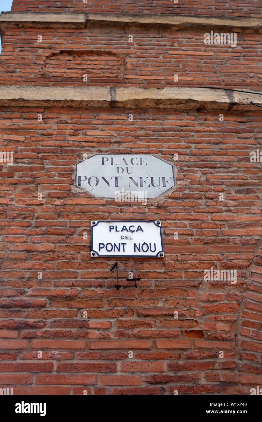 Zeichen für die Place du Pont (dating bis Mitte des 17. Jahrhunderts) Neuf sowohl in der Französisch und Okzitanisch sprachen, Toulouse, Haute-Garonne, Royal, Frankreich Stockfoto