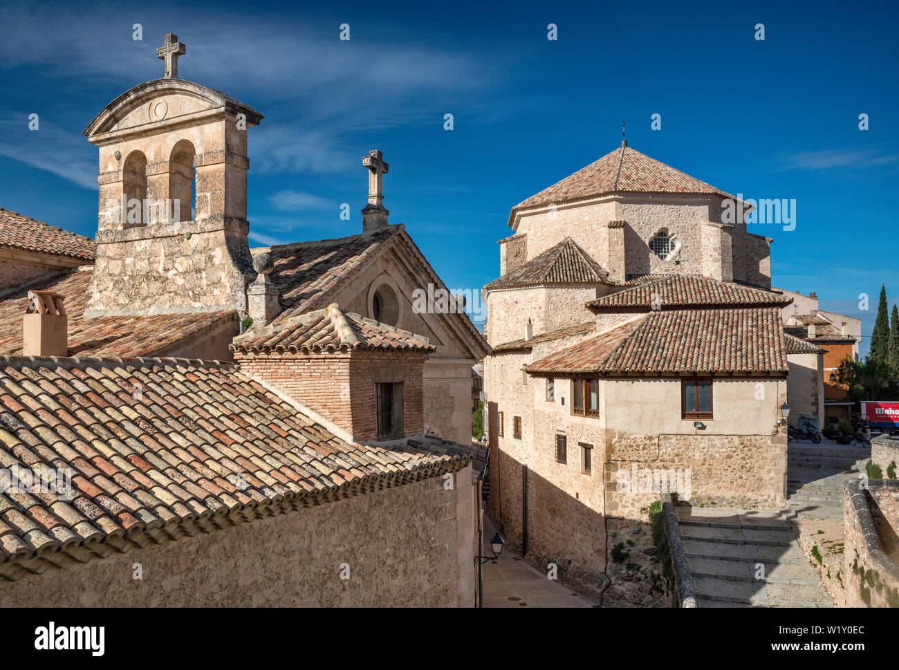 Convento de las Camelitas, Iglesia de San Pedro auf der rechten Seite, Ansicht von Calle Trabuco in der Altstadt von Cuenca, Kastilien-La Mancha, Spanien Stockfoto