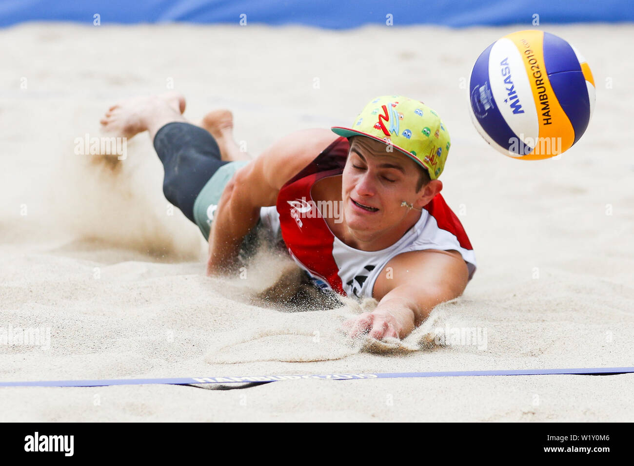 04 Juli 2019, Hamburg: Beachvolleyball, Weltmeisterschaft, an Rothenbaum Stadion: Umlauf von 32, Männer, Seidl/Waller (Österreich) - saxton/O'Gorman (Kanada). Philipp Waller in Aktion auf Court 2. Foto: Christian Charisius/dpa Stockfoto