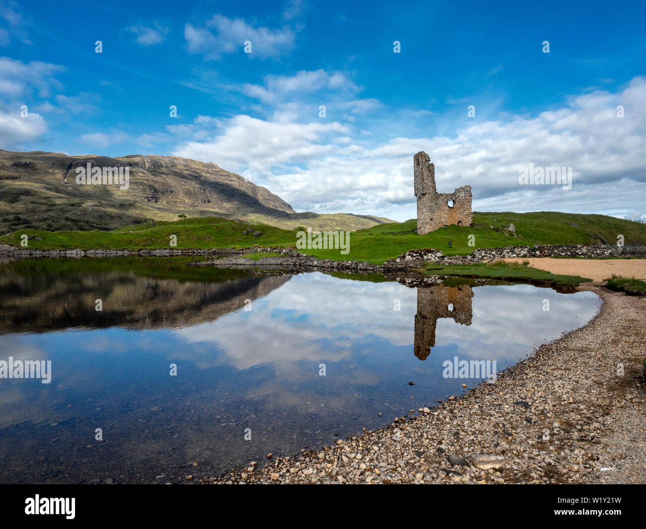 Ruinen von Ardvreck Castle am Loch Assynt, Sutherland, NW Highlands von Schottland. Gebaut von der Clan MacLeod (1590); von der Clan MacKenzie zerstört (1672) Stockfoto