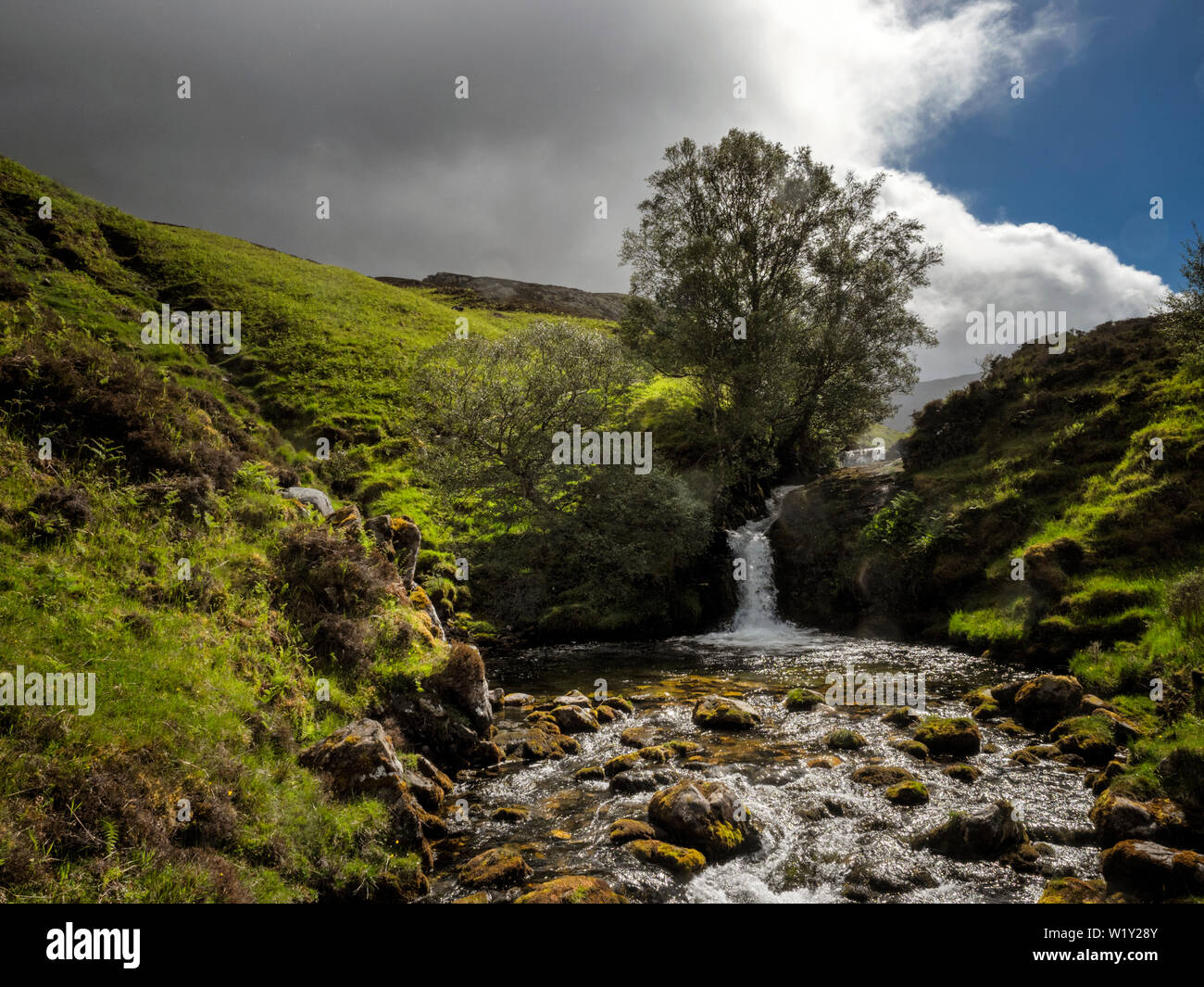 Wasserfall auf dem Weg nach Knochen Höhlen, in der Nähe von Inchnadamph in der North West Highlands von Schottland Stockfoto