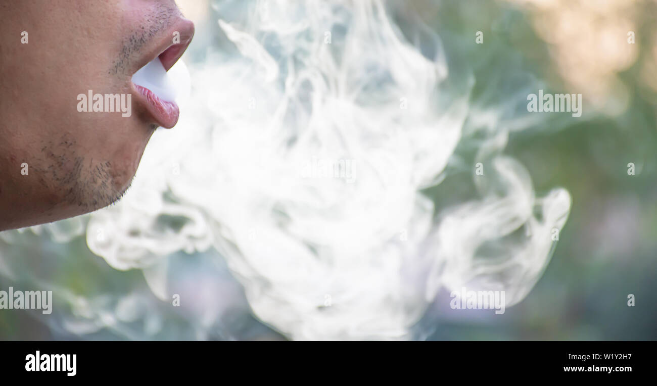 Rauch aus dem Mund eines Mannes. Stockfoto