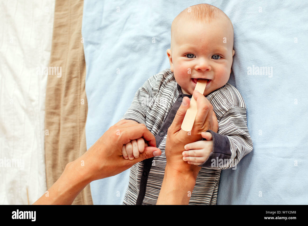 Smiling Baby an der Kamera, während Mutter Mund prüfen Stockfoto