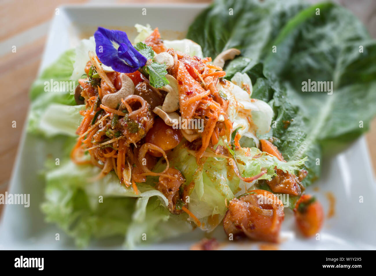 Spicy lachs Salat im thailändischen Stil essen, Foto Stockfoto