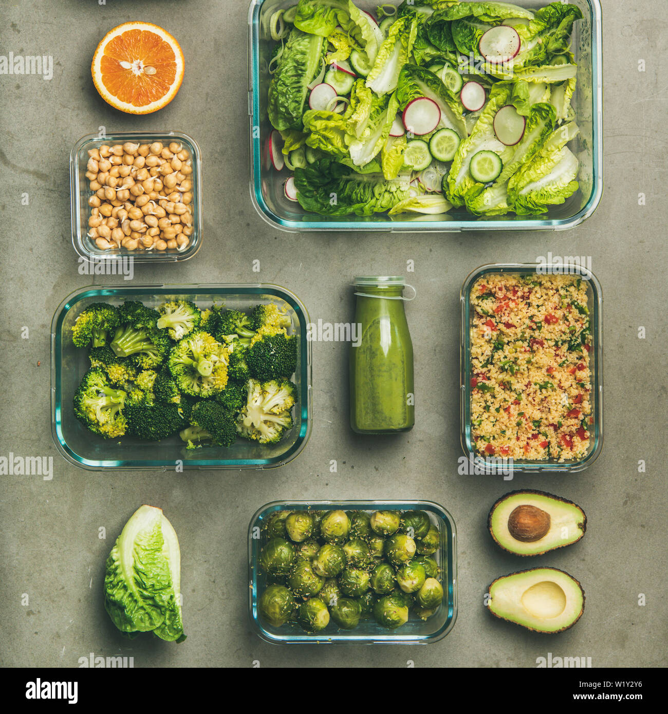 Gesunde vegane Gerichte und Saft auf konkreten Hintergrund, Quadrat Erntegut Stockfoto