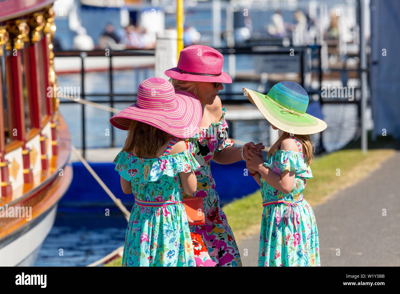 Henley on Thames, Großbritannien. 04. Juli, 2019. Hüte wurden in Kraft am Henley Royal Regatta mit einem Tag des Sonnenscheins. Quelle: Allan Staley/Alamy leben Nachrichten Stockfoto