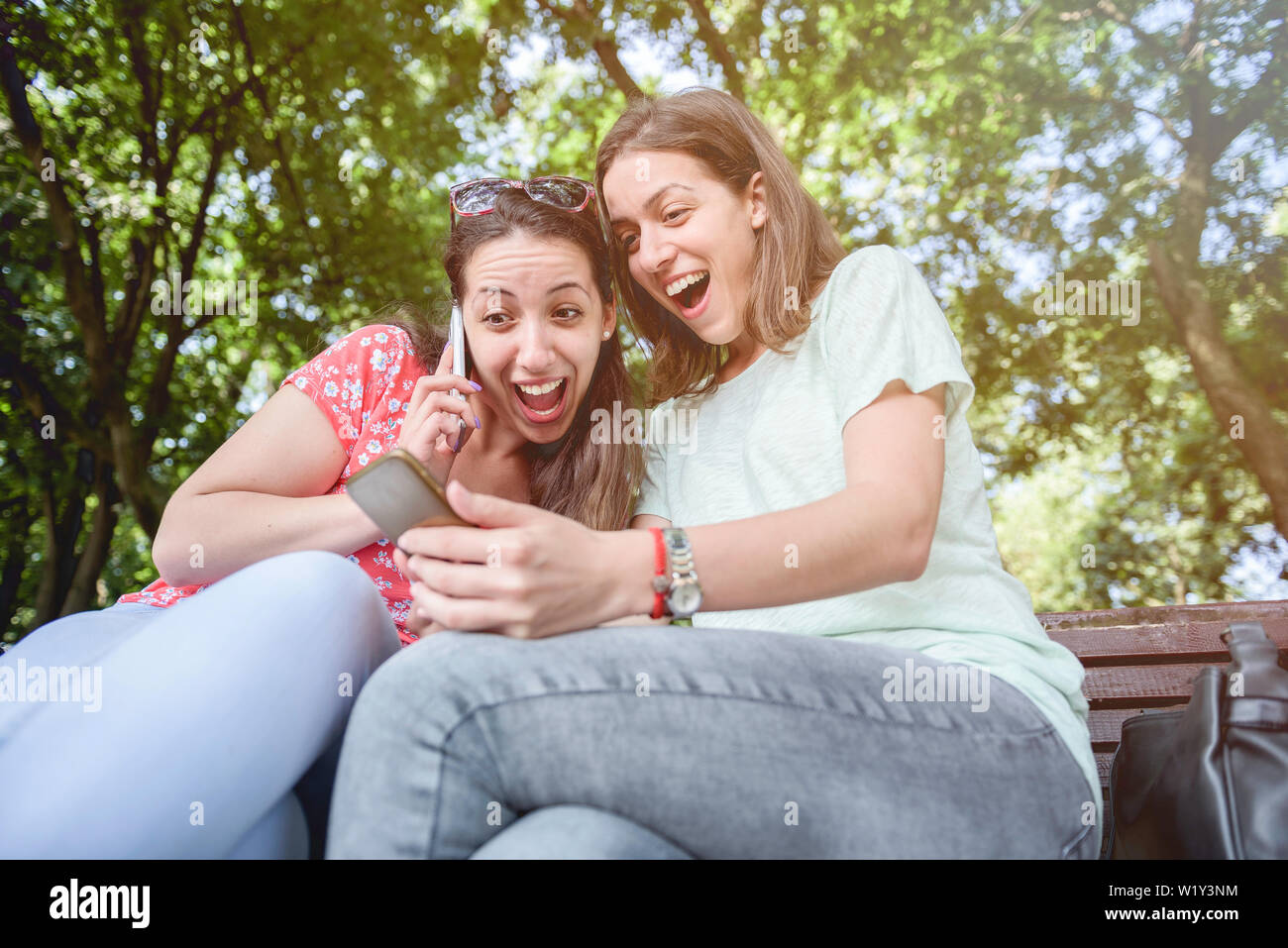 Zwei Mädchen Überraschung soziale Medien unerwartete Jugend tausendjährige Freundschaft Medien Konzept sucht nach neuen Technologie Trends lifestyle Tech sozialen generati Stockfoto