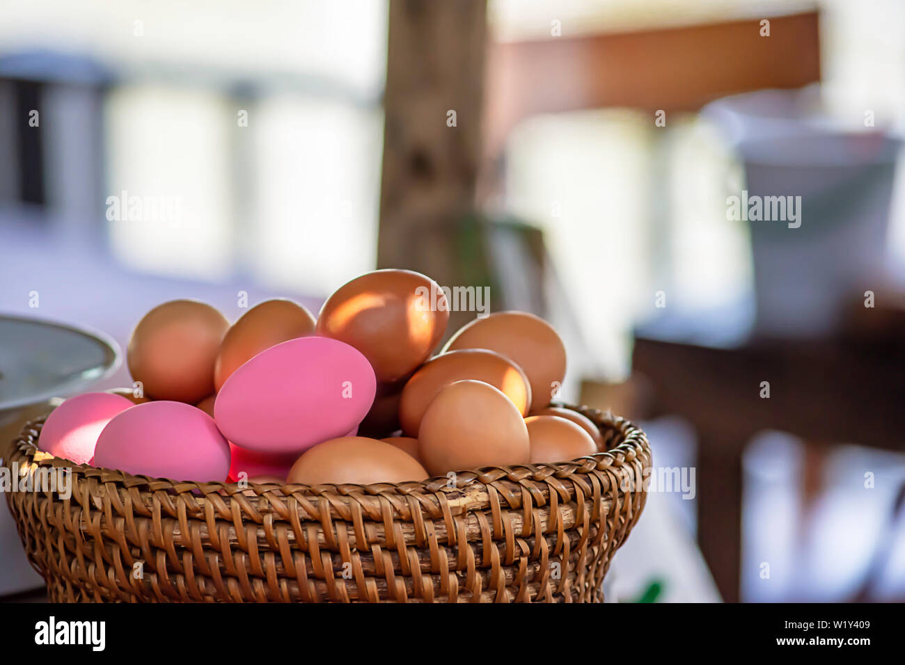 Ei und erhalten Ei in einem Weidenkorb Stockfoto