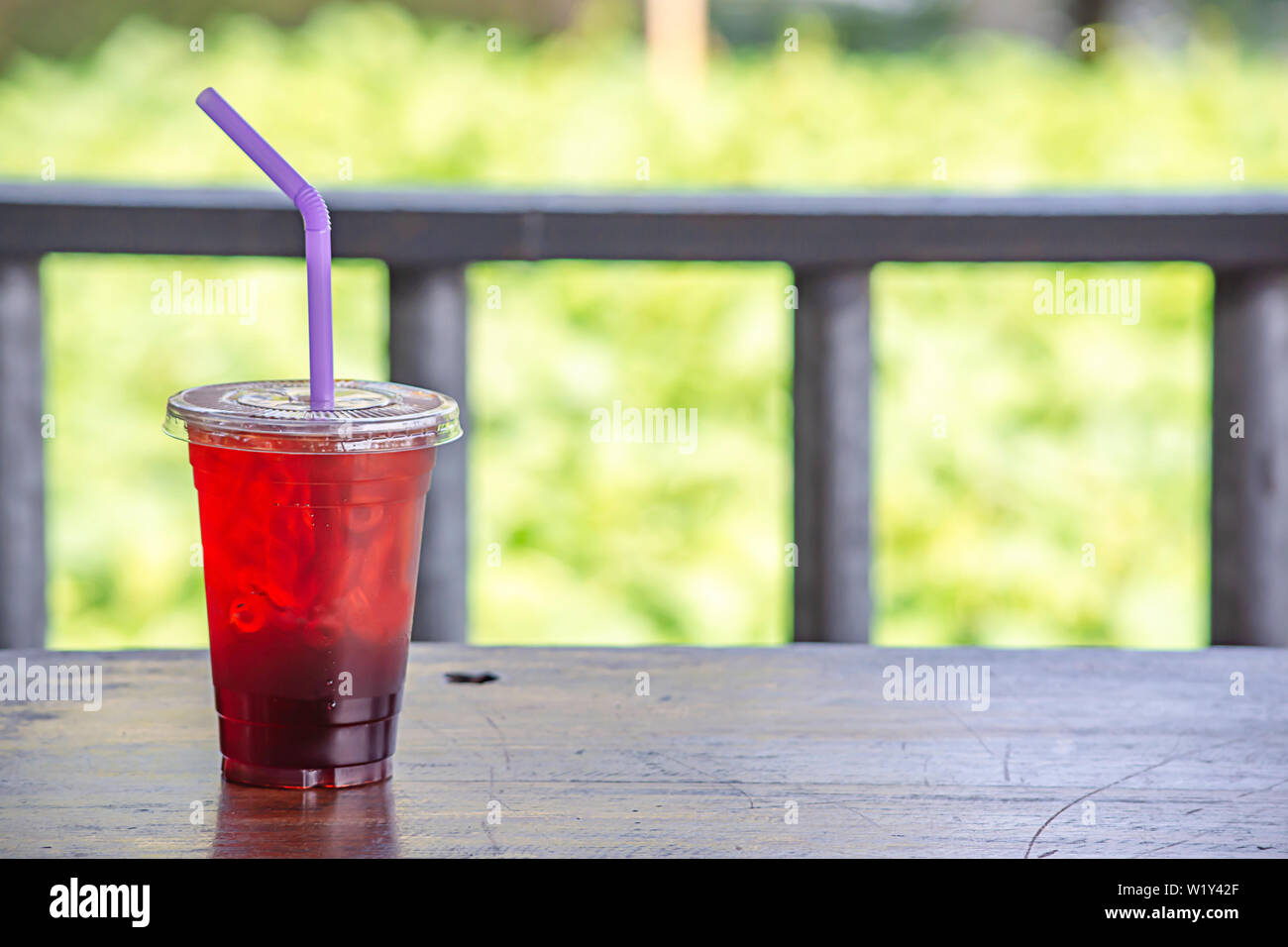 Eistee in einem Glas auf den Tisch. Stockfoto