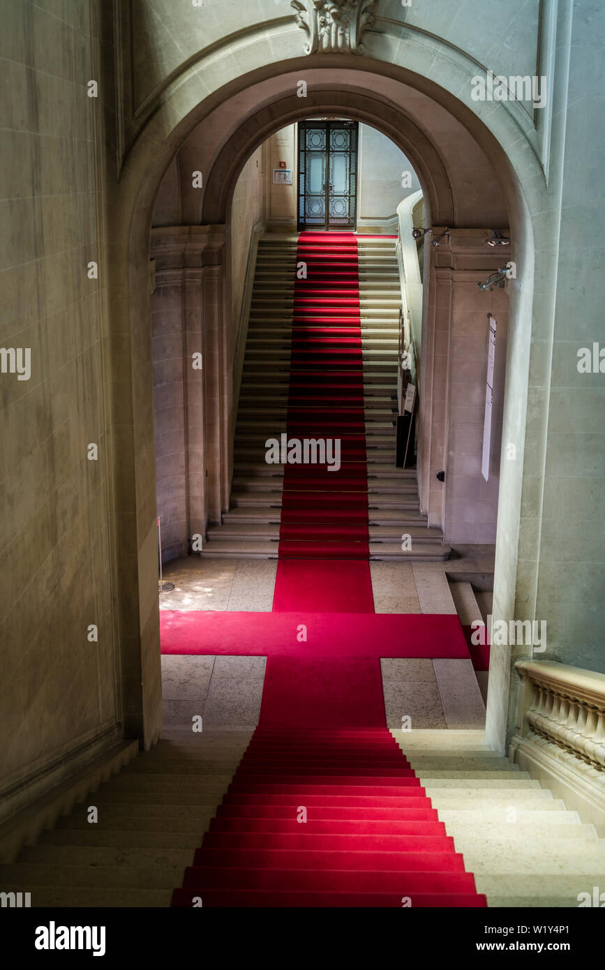Interieur mit eleganten Treppen und roter Teppich, Kunst und Geschichte Museum, das größte Museum der Stadt, Genf, Schweiz Stockfoto
