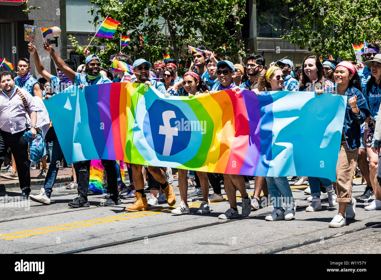Juni 30, 2019 San Francisco/CA/USA - Facebook Mitarbeiter und Vertreter bei der SF Pride Parade in der Innenstadt von San Francisco. Stockfoto