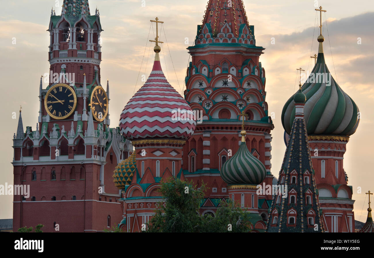 Blick auf den Kreml Moskau Russland Türme und Basilius Kathedrale, auf gegen bewölkten Himmel. Stockfoto
