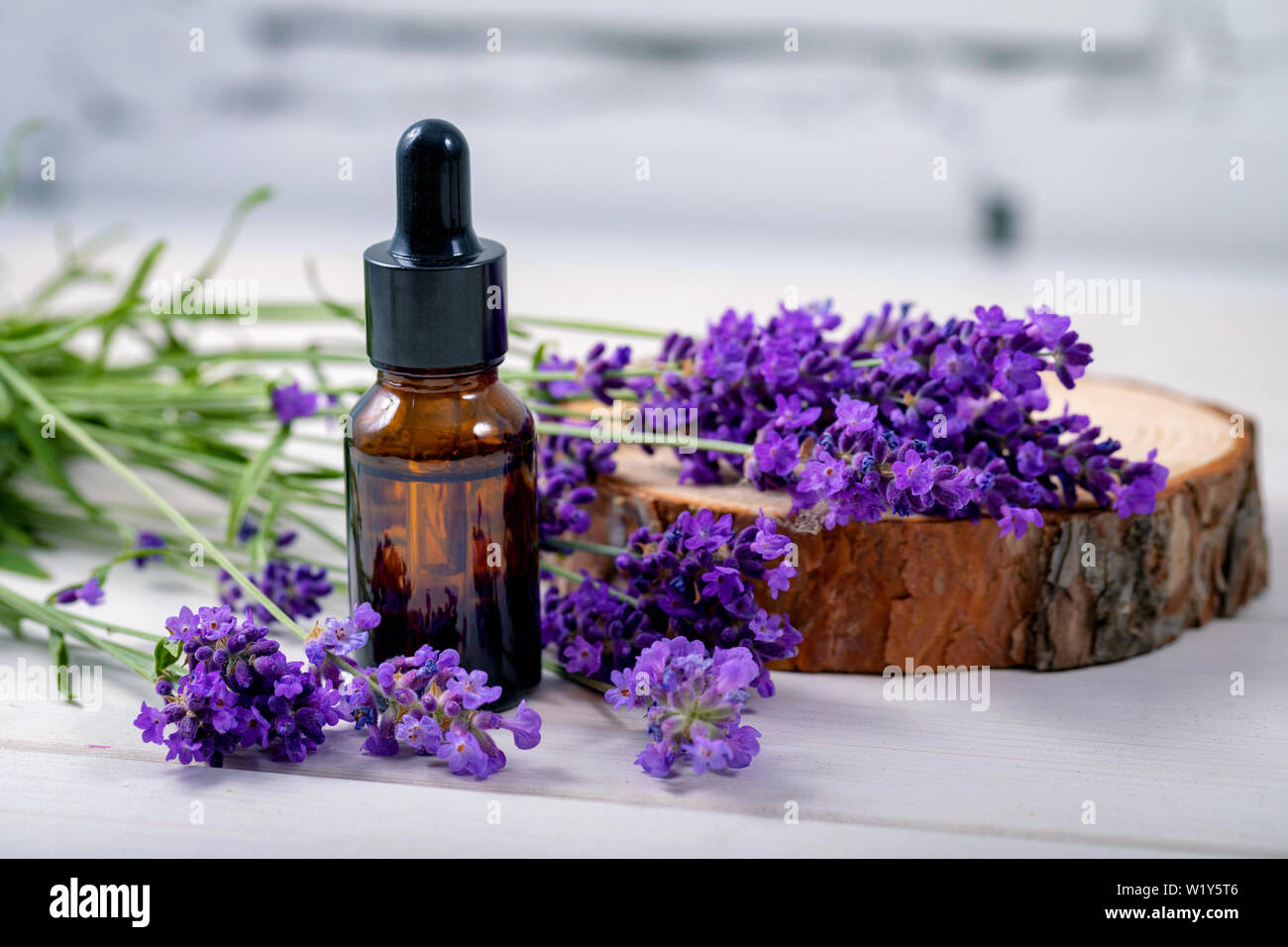 Lavendel Kräuter Öl- und Blumen auf Holz- Hintergrund Stockfoto