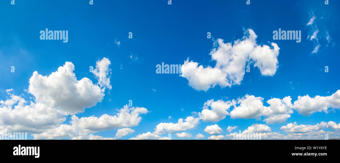 Blue Clear Sky shot Hintergrund Hintergrund Panorama mit vereinzelten Wolken Panorama Bild von Sommer Frühling schöner Tag Stockfoto