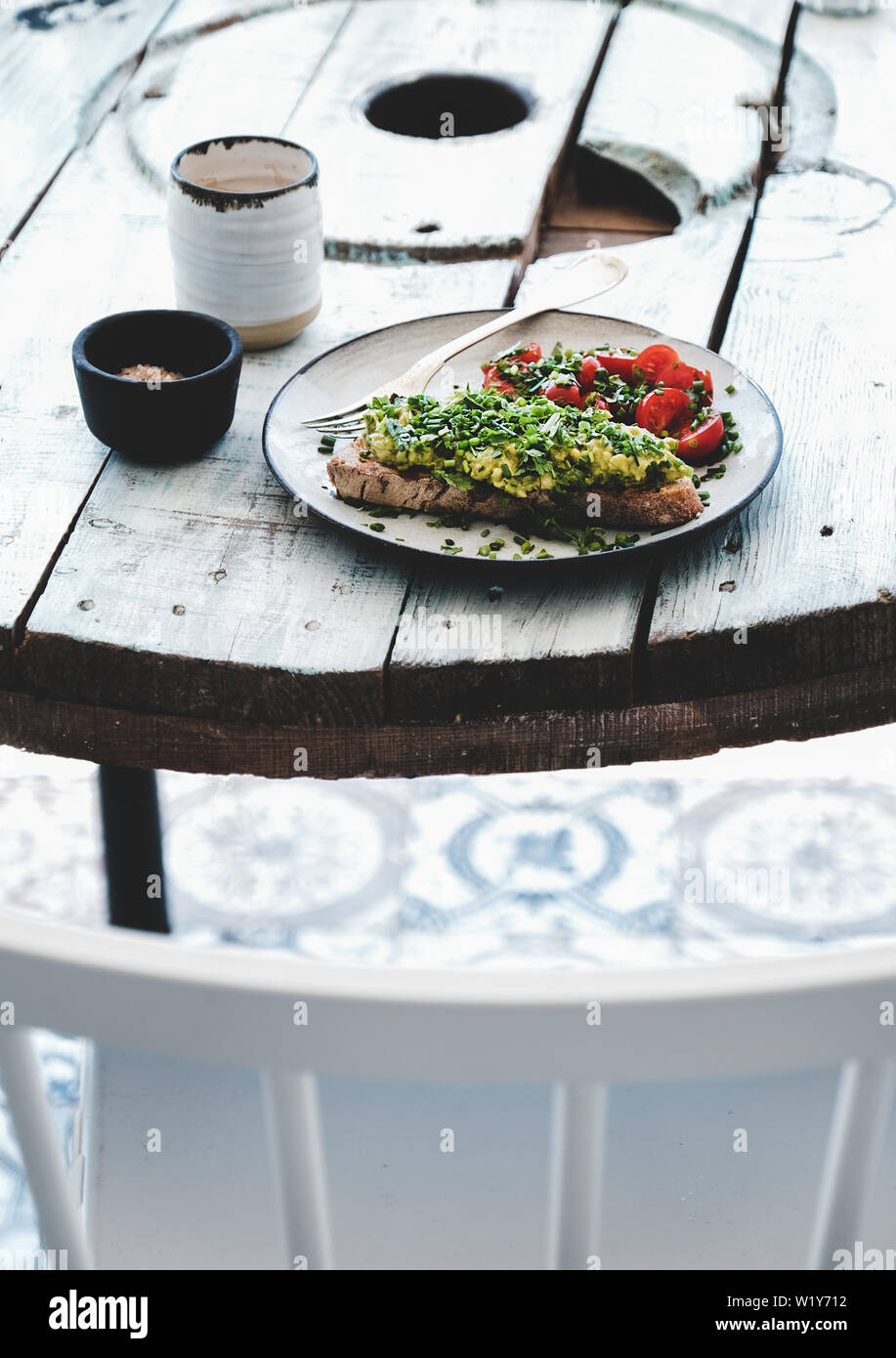Gesund Vegan Mittagessen mit Avocado Toast und Kaffee auf Tisch Stockfoto
