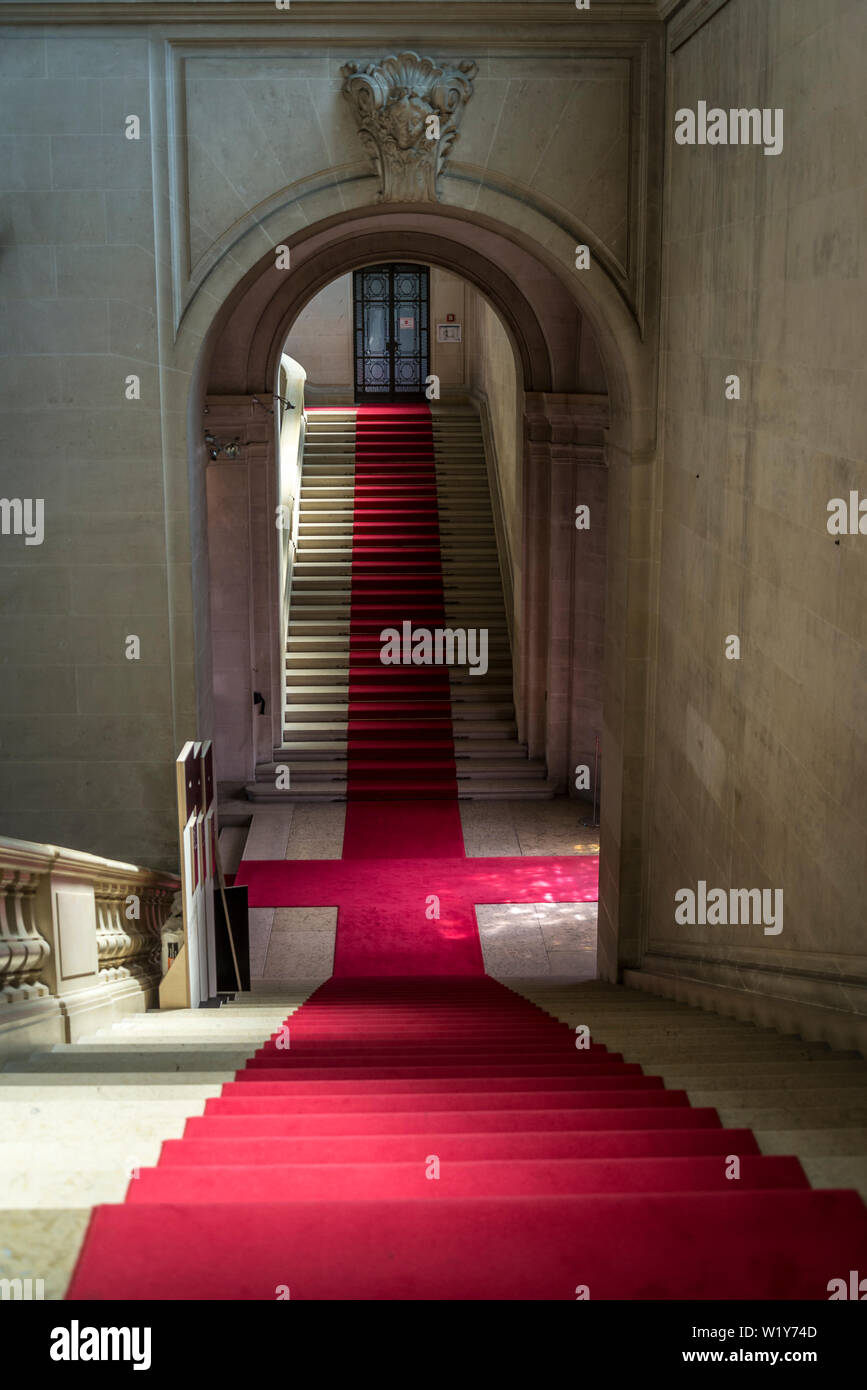 Interieur mit eleganten Treppen und roter Teppich, Kunst und Geschichte Museum, das größte Museum der Stadt, Genf, Schweiz Stockfoto