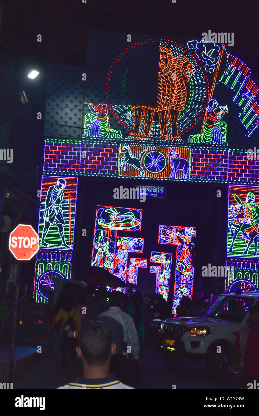 Chandannagar, West Bengal, Indien November 2018 - Spektakuläre bunte Beleuchtung Dekoration mit LED-Lampen während Jagadhatri Puja feiern. Die lig Stockfoto